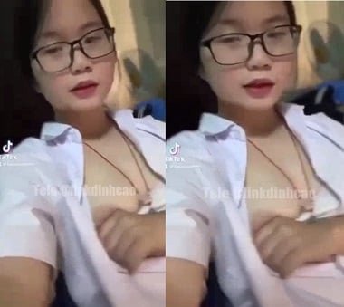 Em học sinh trẻ trung muốn địt