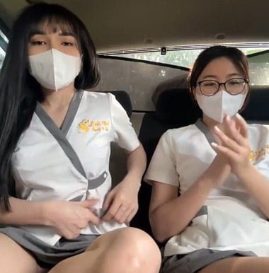 Xe ôm hớp bướm xem hai em thủ dâm đứng góc tường