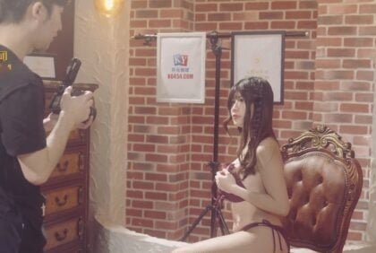 Nữ thần gợi cảm khỏa thân tuyệt đẹp và chàng phóng viên may mắn