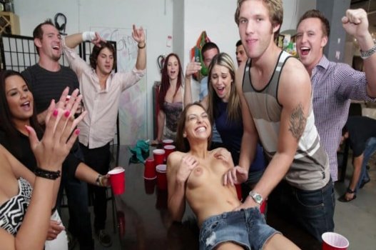 Đám học sinh tổ chức tiệc bay bổng